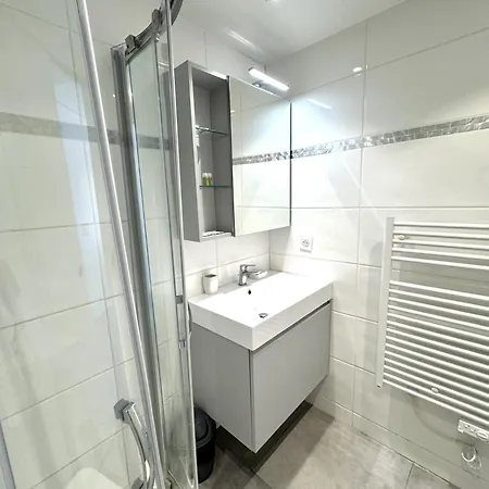 Riviera Cote D'azur - Old Town - Ac - Sea View - 50m Promenade Des Anglais- La Maison Linda Appartamento