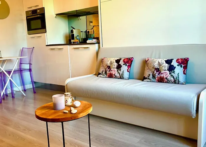Riviera Cote D'azur - Old Town - Ac - Sea View - 50m Promenade Des Anglais- La Maison Linda アパート 3*